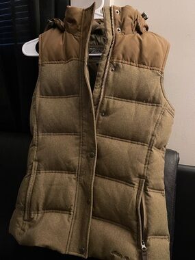 Eddie Bauer Women’s Quilted Hooded Puffer Vest in Olive/Tan Size Small NWOT